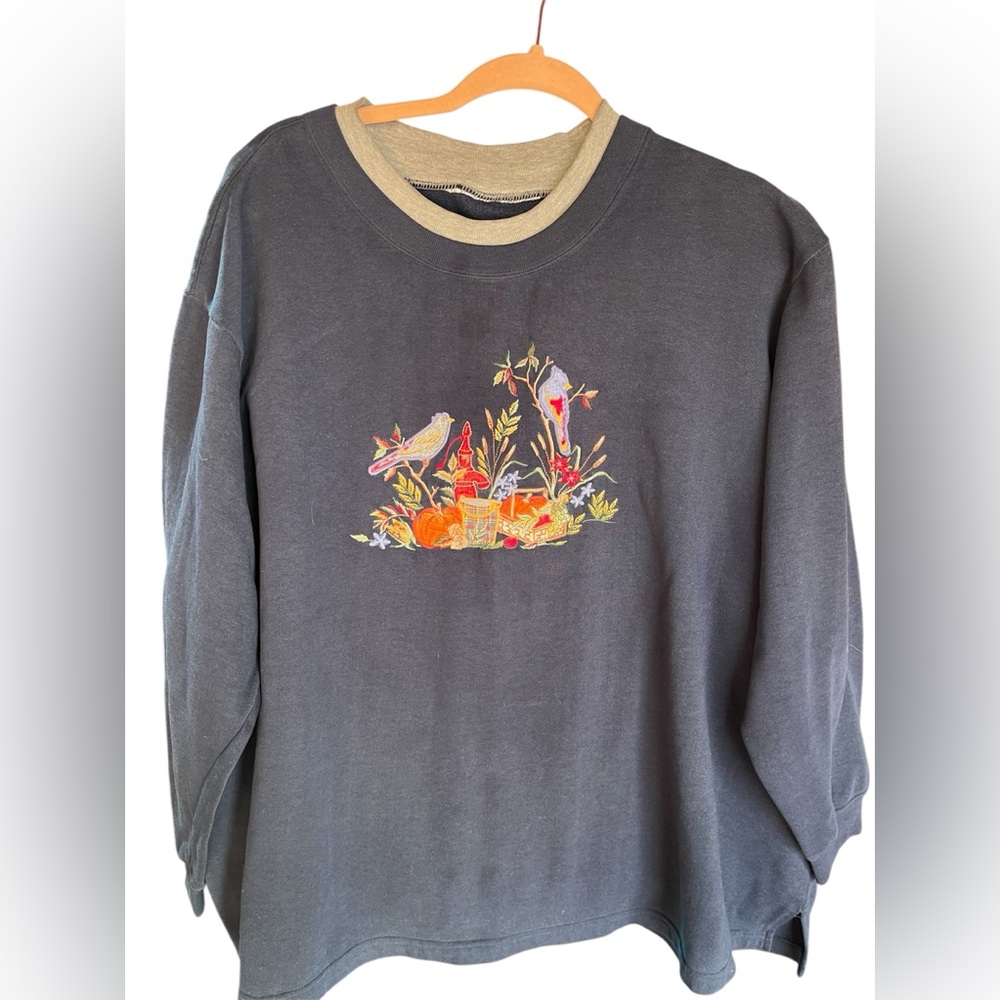 NAVY SWEATSHIRT WITH‎ FALL SCENE EMBROIDERED ON FRONT
PREOWNED